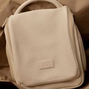 dezi skin toiletry bag